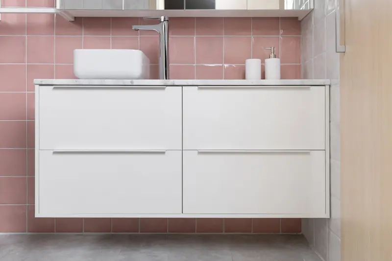 Gabinete de banheiro branco com bancada de mármore